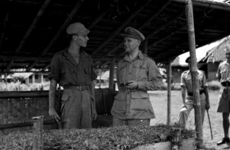 1e Infanterie Brigadegroep generaal Kruls bij een bezoek aan een onderdeel. L, Bestanddeelnr 4273