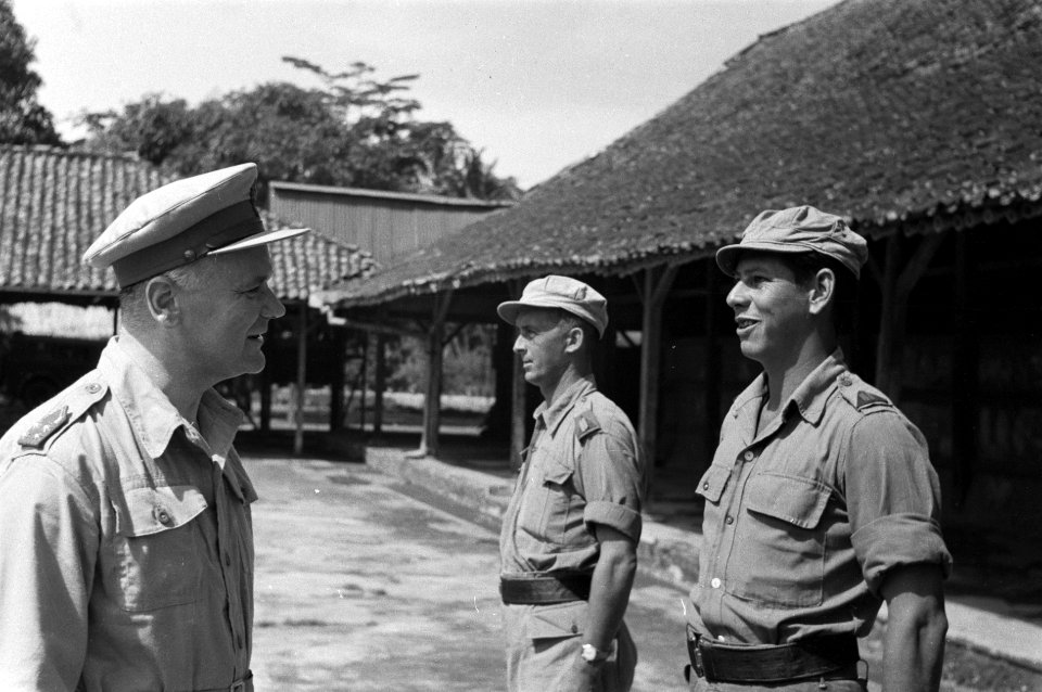 1e Infanterie Brigadegroep generaal Kruls in gesprek met twee KNIL onderoffic, Bestanddeelnr 4265