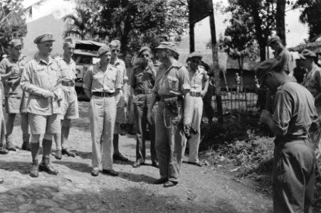 1e Infanterie Brigadegroep generaal Kruls tijdens inspectie van een locatie, , Bestanddeelnr 4279