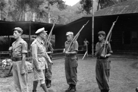 1e Infanterie BrigadegroepGeneraal Kruls inspecteert een erewacht, Bestanddeelnr 4283