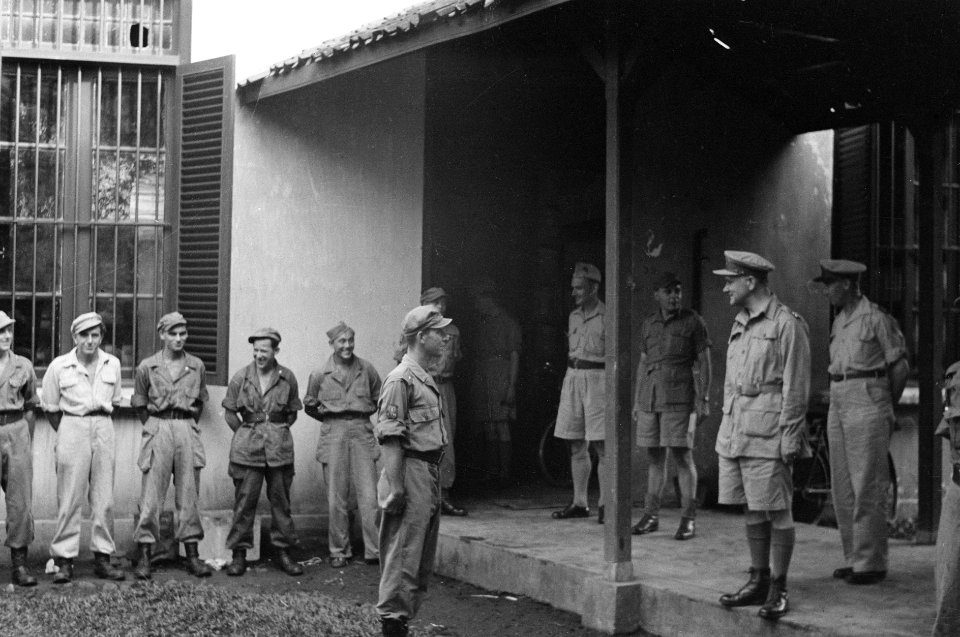 1e Infanterie Brigadegroep generaal Kruls in gesprek met een luitenant. Ander, Bestanddeelnr 4260