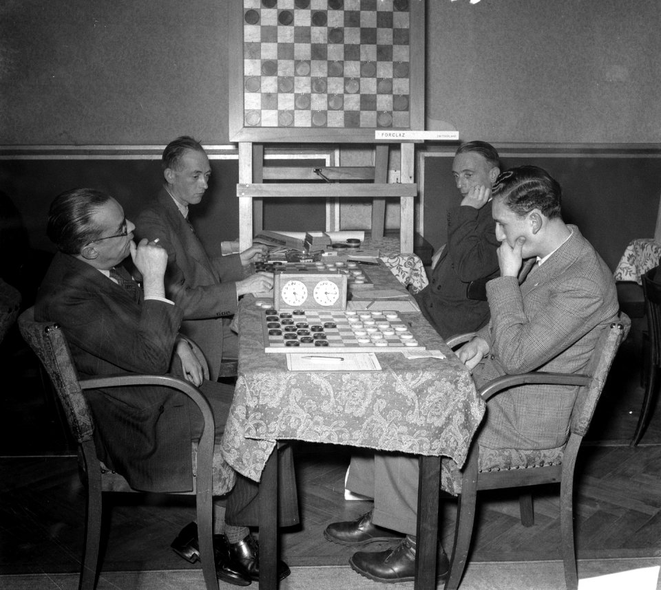 1e Ronde Wereldkampioenschappen Dammen. R.Forclaz (Zwitser) met wit en R.Fankhau, Bestanddeelnr 905-3988
