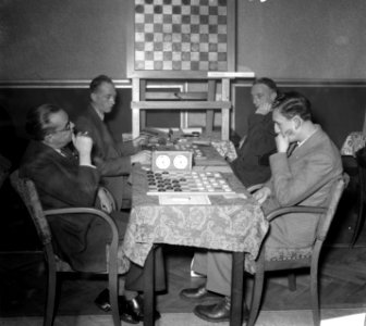 1e Ronde Wereldkampioenschappen Dammen. R.Forclaz (Zwitser) met wit en R.Fankhau, Bestanddeelnr 905-3988
