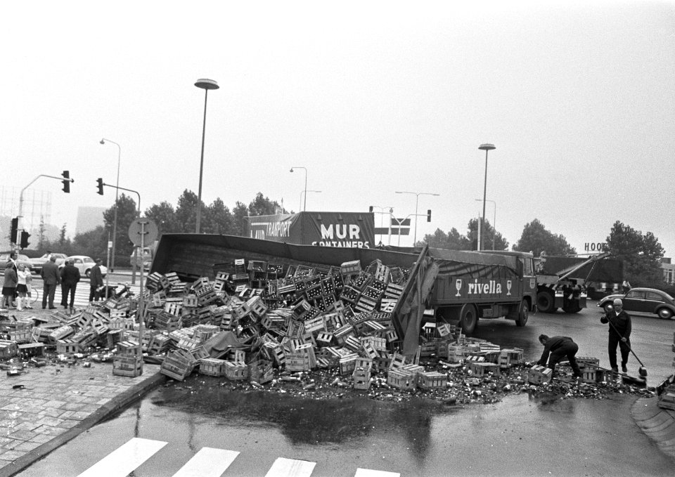 2 trucks met oplegger, beladen met vaten en flesjes frisdrank, in botsing bij Ut, Bestanddeelnr 922-7190
