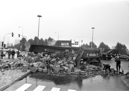 2 trucks met oplegger, beladen met vaten en flesjes frisdrank, in botsing bij Ut, Bestanddeelnr 922-7190
