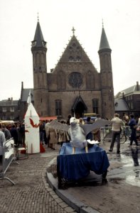 2 Minuten stilte tegen kernwapens op Binnenhof in Den Haag vredesduif op Binne, Bestanddeelnr 253-8846