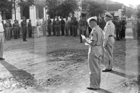 2-jarig bestaan W-Brigade. Troepen staan aangetreden voor kolonel M.H.P.J. Paul, Bestanddeelnr 1545A-1-1