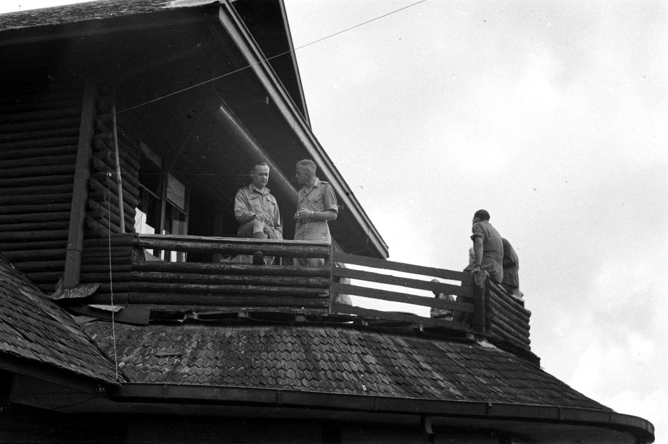 1e Infanterie Brigadegroep te BuitenzorgOp het balkon van een houten huis is , Bestanddeelnr 4231