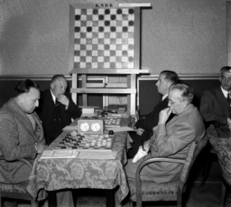 1e Ronde Wereldkampioenschappen Dammen. M. Deslauriers (Can) en I.A. Gedance (Zw, Bestanddeelnr 905-3991