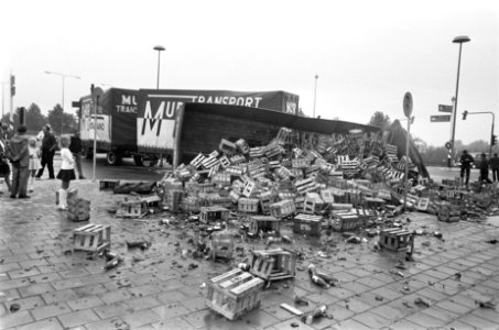 2 trucks met oplegger, beladen met vaten en flesjes frisdrank, in botsing bij Ut, Bestanddeelnr 922-7186
