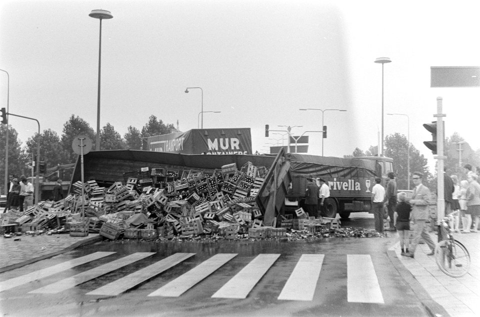 2 trucks met oplegger, beladen met vaten en flesjes frisdrank, in botsing bij Ut, Bestanddeelnr 922-7194