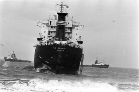 2 slepers bezig met het gestrande schip, Bestanddeelnr 933-5455