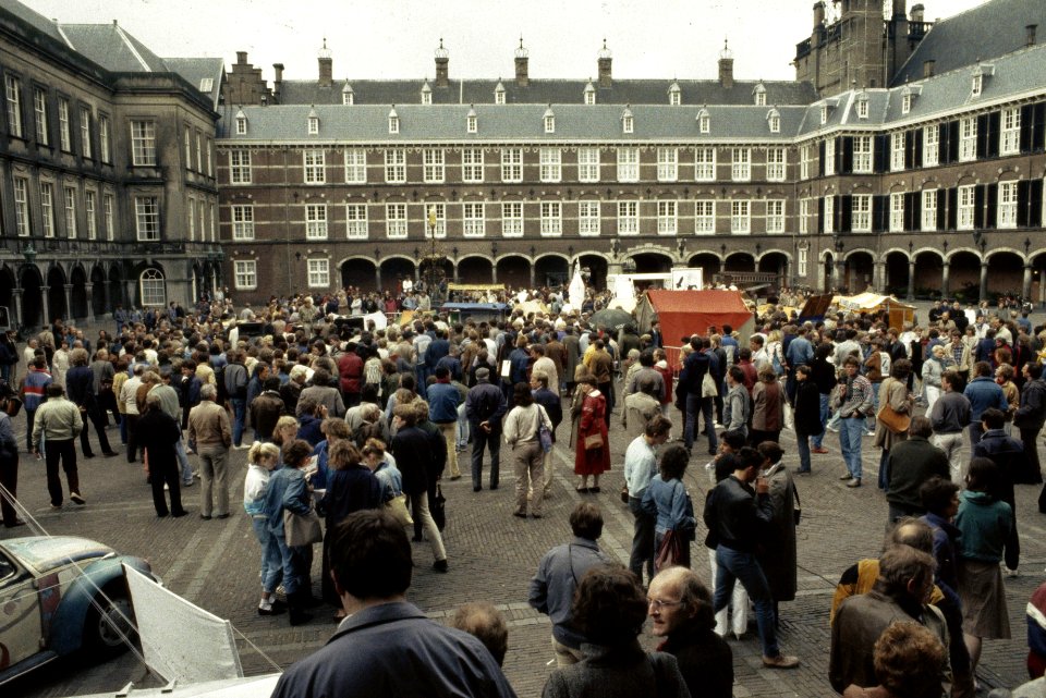 2 Minuten stilte tegen kernwapens op Binnenhof in Den Haag overzicht Binnenhof, Bestanddeelnr 253-8850
