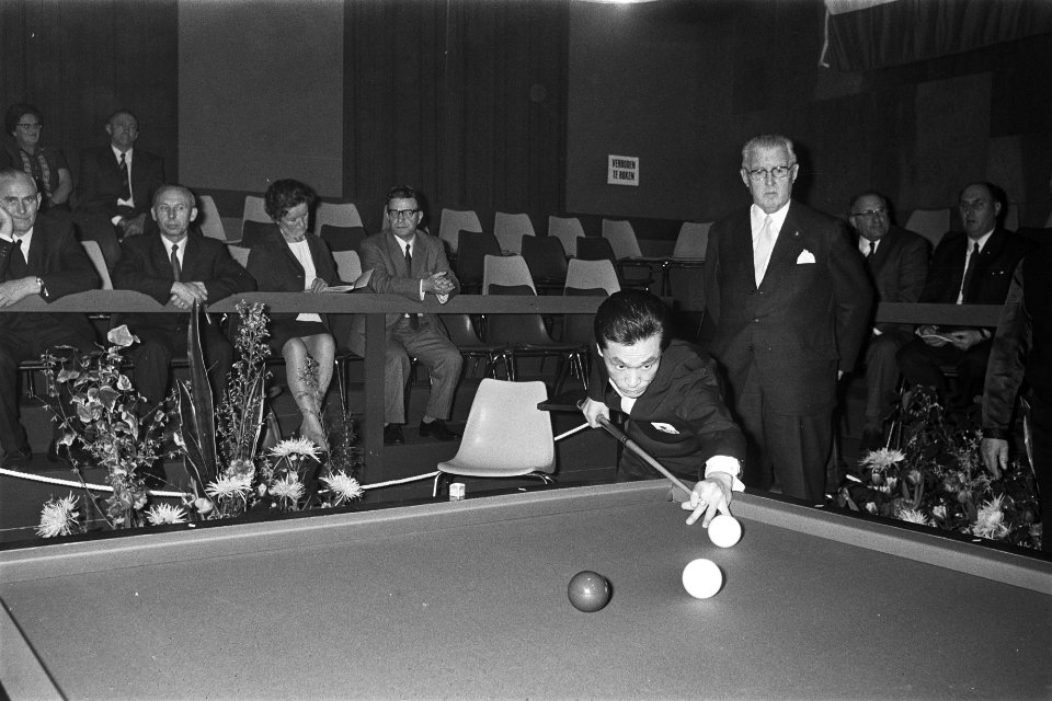1971 World Three-cushion Championship; Een van de deelnemers in actie, Bestanddeelnr 924-3640
