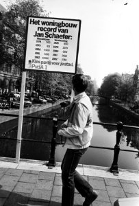 16, 17 Verkiezingsbord van PvdA i.v.m. gemeenteraadsverkiezingen op brug in Ams, Bestanddeelnr 932-1628