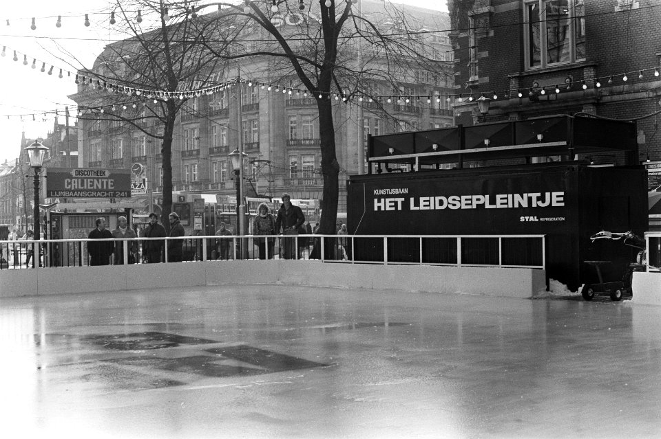 17 December aanstaande wordt kunstijsbaan op Leidseplein geopend in Amsterdam, Bestanddeelnr 931-8610