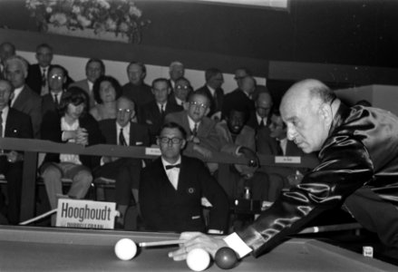 1971 World Three-cushion Championship; Een van de deelnemers in actie, Bestanddeelnr 924-3637
