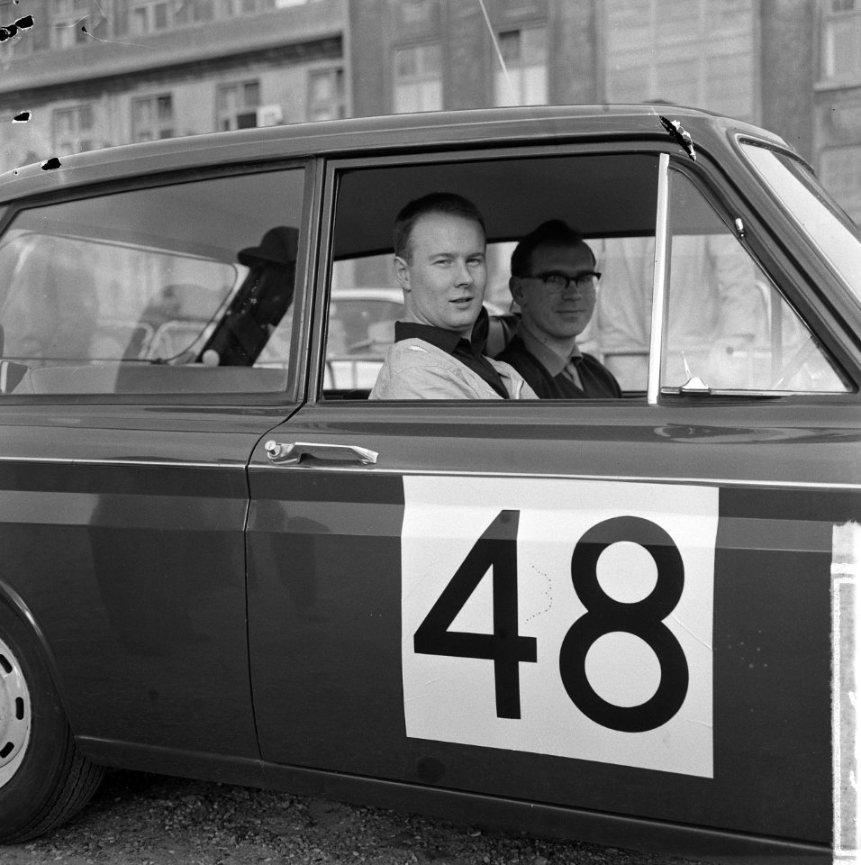 16e Tulpen Rally gestart in Noordwijk, nr. 48 Pollard Baines, Bestanddeelnr 916-3291