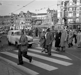 17 oktober Veilig Verkeersdag . Voetgangersoversteekpad Amsterdam, Bestanddeelnr 908-0722