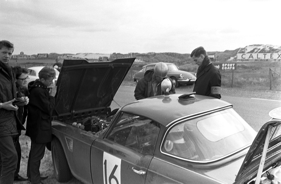 16 Tulpenrallye, L. Bertorelli-R. Doyle (GB) in eem Triumph TR 4., Bestanddeelnr 916-3431