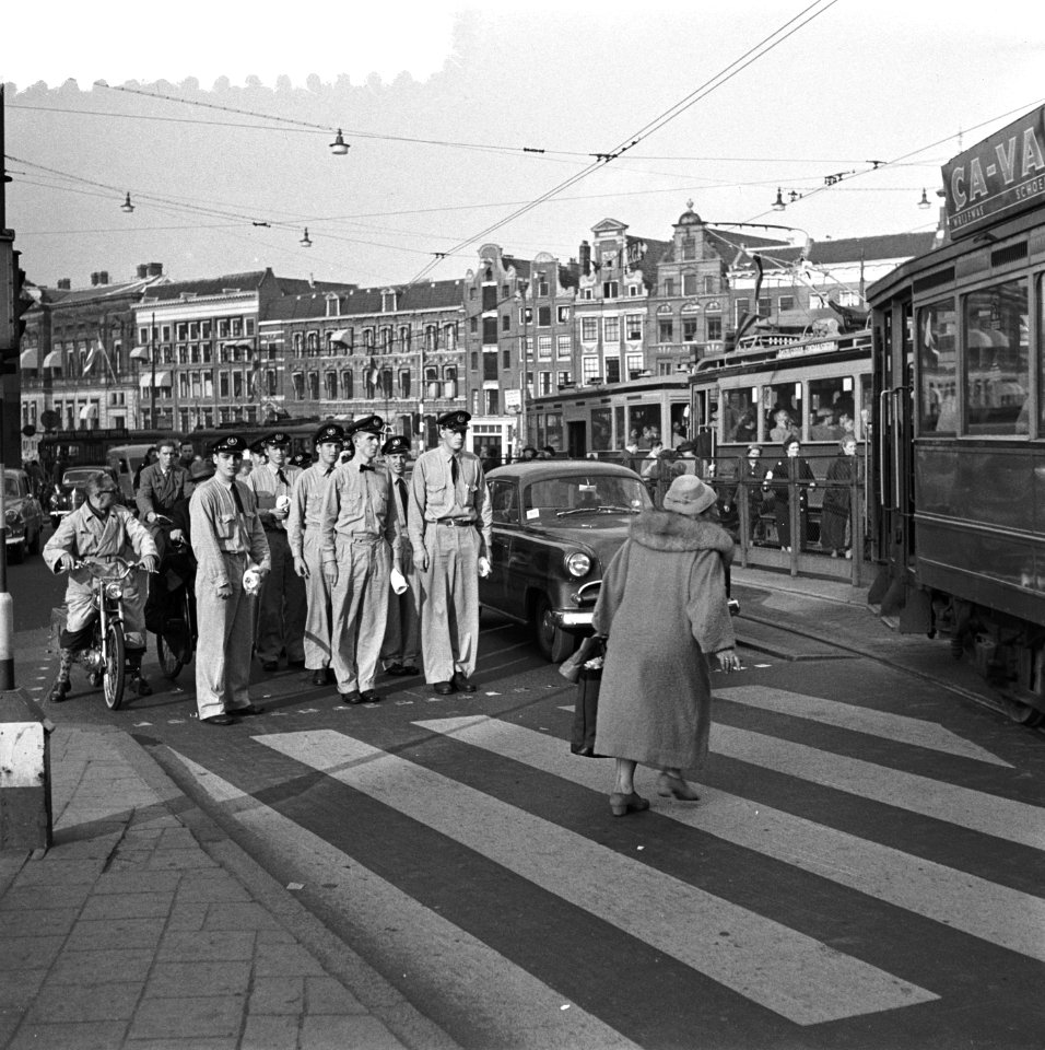 17 oktober Veilig Verkeersdag . Voetgangersoversteekpad Amsterdam, Bestanddeelnr 908-0727