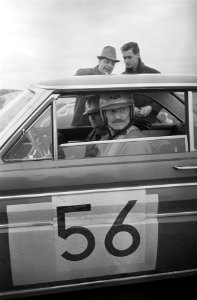 16e Tulpenrallye, de vermoedelijke winnaars in hun Ford Falcon Sprint op circui�, Bestanddeelnr 916-3430