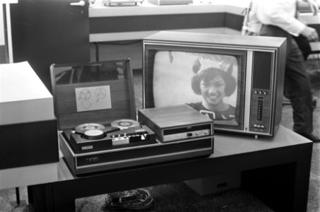 16e Internationale Tentoonstelling van elektronica Firato in RAI, Amsterdam telerecorder zet TV-programma op de band, Bestanddeelnr 922-8036
