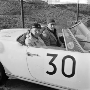 16e Tulpen Rally gestart in Noordwijk, ir. Ad Paulen met zijn bijrijder Frans va, Bestanddeelnr 916-3285
