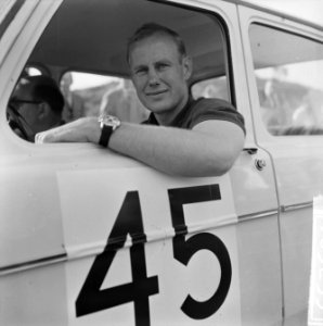 16e Tulpen Rally gestart in Noordwijk, nr. 45 Slotenmaker, Bestanddeelnr 916-3293