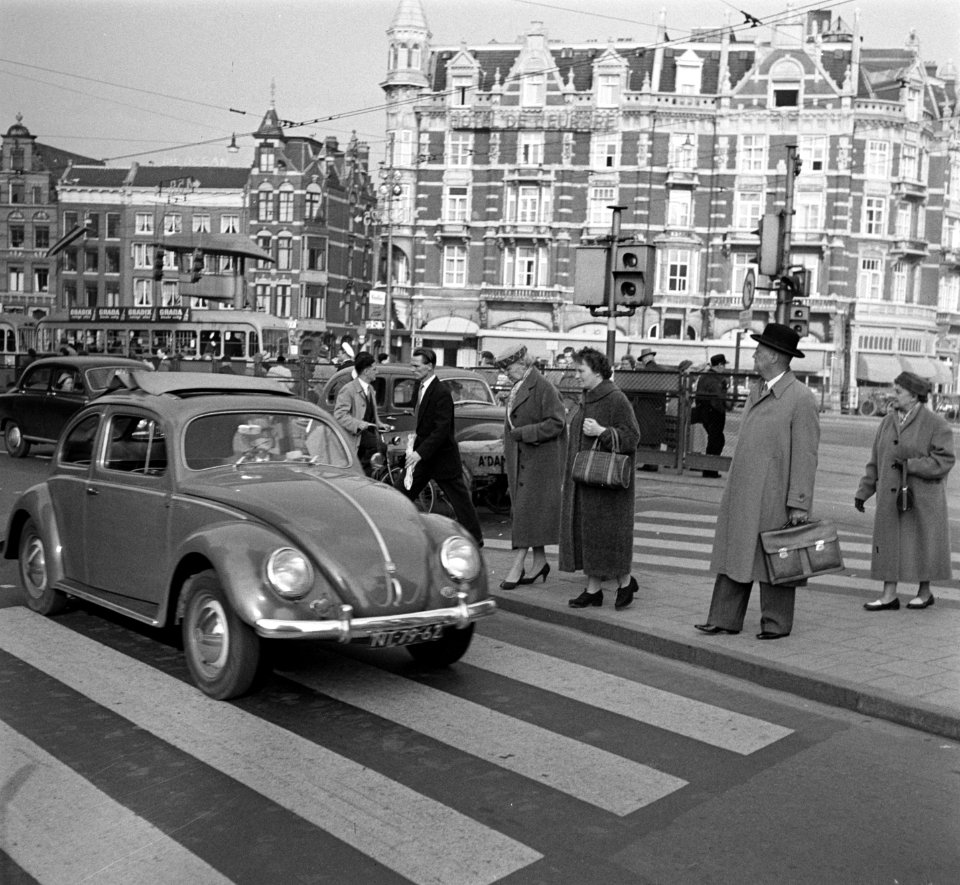 17 oktober Veilig Verkeersdag . Voetgangersoversteekpad Amsterdam, Bestanddeelnr 908-0724
