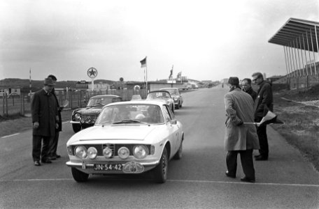 16e Tulpenralley, de vermoedelijke winnaars in hun Alfa Romeo Giulia Sprint op c, Bestanddeelnr 916-3428