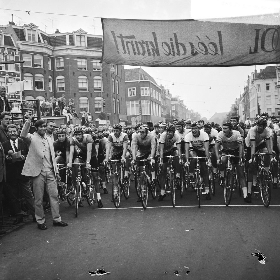 16e Hartjesdag wielerronde van start op Dapperplein, Amsterdam Sjaak Swart lost, Bestanddeelnr 922-7170
