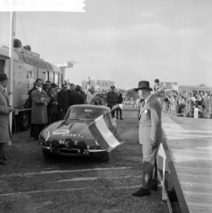 16e Tulpen Rally gestart in Noordwijk, start Douglas Anderson no. 1, Bestanddeelnr 916-3304