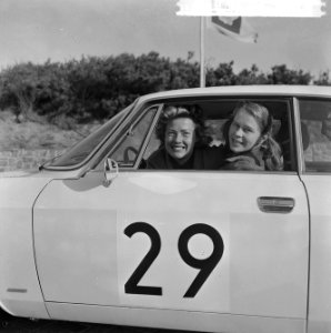 16e Tulpen Rally gestart in Noordwijk, de dames equipe Louk Heidendahl , Ida de , Bestanddeelnr 916-3284
