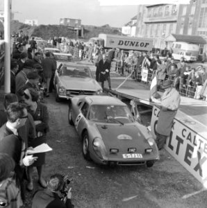 16e Tulpen Rally gestart in Noordwijk, Ben Pon (8) met zijn bijrijder Rolf wuthe, Bestanddeelnr 916-3286