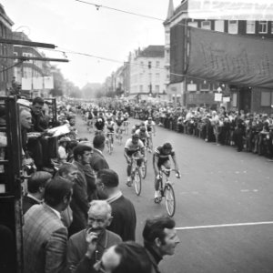 16e Hartjesdag wielerronde van start op Dapperplein, Amsterdam Renners in aktie, Bestanddeelnr 922-7171 photo