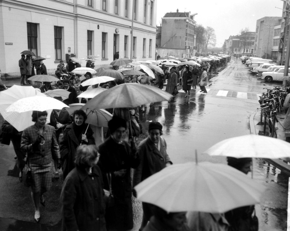 13e lustrum van de Utrechtse Vrouwelijke Studenten Vereniging in de stromende re, Bestanddeelnr 916-3061