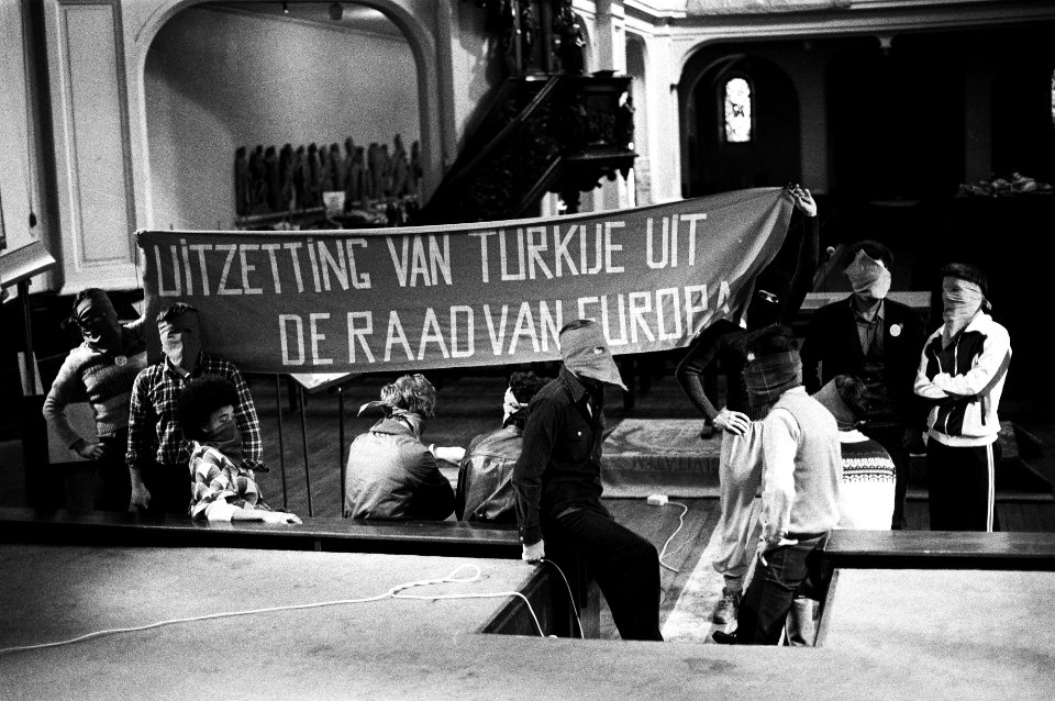15 Turken in kerkgebouw De Duif in hongerstaking uit protest tegen bewind Turkije en uitstoten van Turkije uit de Raad van Europa, Bestanddeelnr 931-4788
