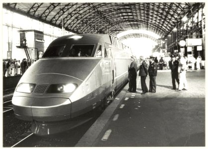 150-jarig bestaan van de Nederlandse Spoorwegen. Bezoek van de Franse spoorwegen, de TGV Sud-Est 305 (TGV 24 009) op spoor 3a, NL-HlmNHA 54023476