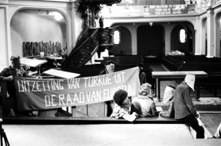 15 Turken in kerkgebouw De Duif in hongerstaking uit protest tegen bewind Turkije en uitstoten van Turkije uit de Raad van Europa, Bestanddeelnr 931-4791