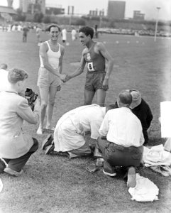 1500 meter felicitatie van Wim Slijkhuis voor de winnaar, de Fransman Marcouch, Bestanddeelnr 904-0991