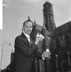 14e Nationaal Congres voor de goochelkunst te Haarlem, Bert van Schaik toont zij, Bestanddeelnr 917-8204