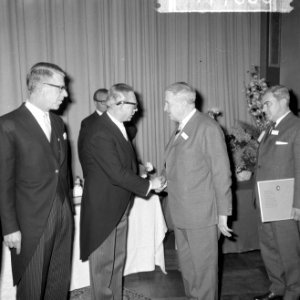 150 jaar bestaan Vereniging Belangen des Boekhandels , d heer Kok (links) ontvan, Bestanddeelnr 917-7600
