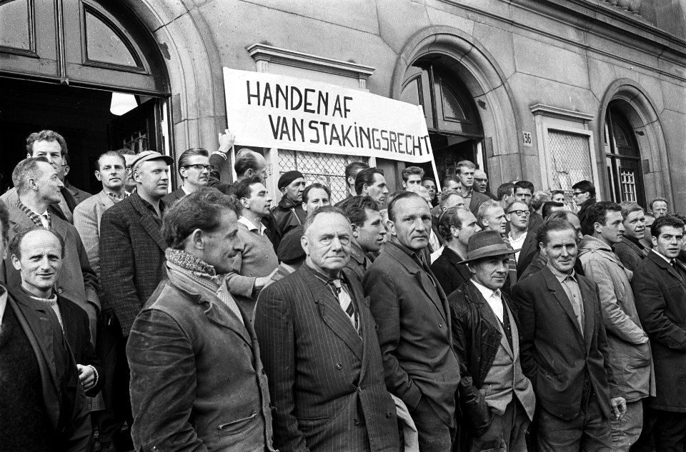 150 stakende bouwvakarbeiders verschijnen voor rechtbank Prinsengracht, mede-arb, Bestanddeelnr 917-0043