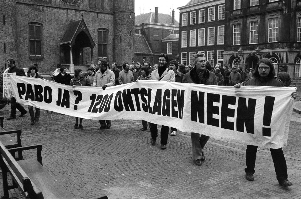 150 leerkrachten PA en opleiding basisonderwijs demonstreren tegen dreigend onts, Bestanddeelnr 931-9836