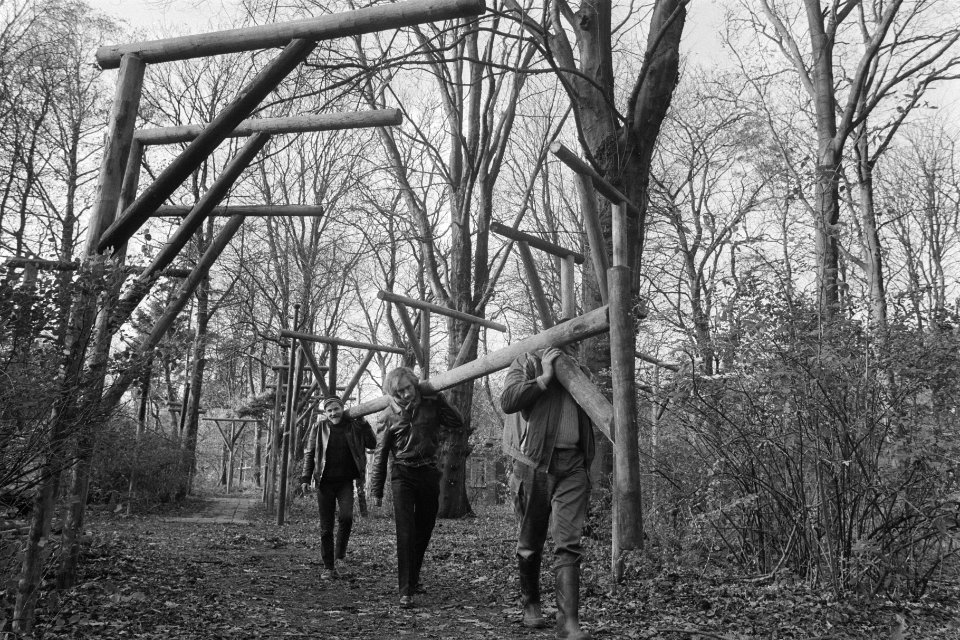 150 Galgen geplaatst in Haagse Zuiderpark uit protest tegen afschaffen BKR-regel, Bestanddeelnr 933-8070