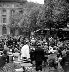 14 juillet 1938, feestende, dansende menigte op het terras tegenover de Lycee S, Bestanddeelnr 254-2175