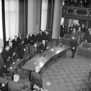 150 jaar Staten Generaal koningin Juliana zit achter de regeringstafel, naast d, Bestanddeelnr 915-9296