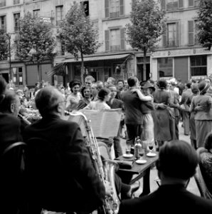 14 juillet (Quatorze Juillet) 1938 Parijs, orkest en dansende mensen op straat, Bestanddeelnr 254-2184