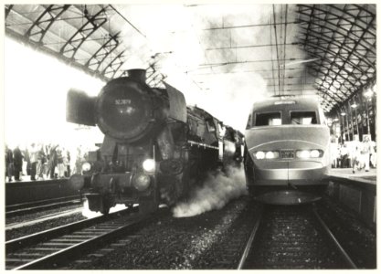 150 jaar Nederlandse Spoorwegen. Jubileumfeest van de Nederlandse Spoorwegen op het station van Haarlem. Stoomloc 52 3879 van de SSN (nu van de VSM) en TGV Sud-Est stel 305 van de SNCF naast, NL-HlmNHA 54023478